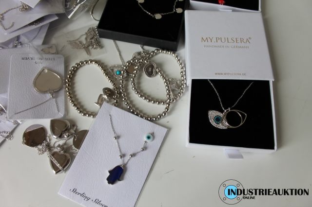 You are currently viewing Insolvenz-Auktion Schmuck, Edelstahl-Natursteinarmbänder, Ketten, etc. – 42579 Heiligenhaus – 27.06.2022 – 09:30:00