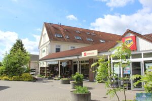Read more about the article Immobilien-Versteigerung: Renditeobjekt – vollvermietetes Einkaufszentrum mit Supermarkt, Bäckereifiliale, Blumengeschäft, Hotel und Imbiss, Grundstücksgröße ca. 5.600 m² – Wolmirstedter Str. 7 + 9 + 10 in 39326 Colbitz – 01.08.2022 – 09:30:00