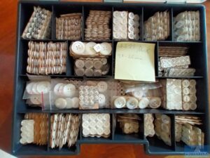 Read more about the article 197.727 Perlmuttknöpfe, Gürtelschnallen, meist noch eingeschweisst – 80639 München – 21.07.2022 – 09:15:00