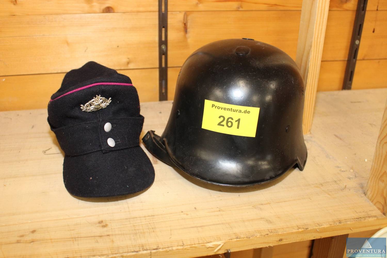 You are currently viewing aus Nachlass Feuerwehrhelm M34, Büromöbel, Paletten, etc. – 34369 Hofgeismar – 22.11.2022 – 13:00:00