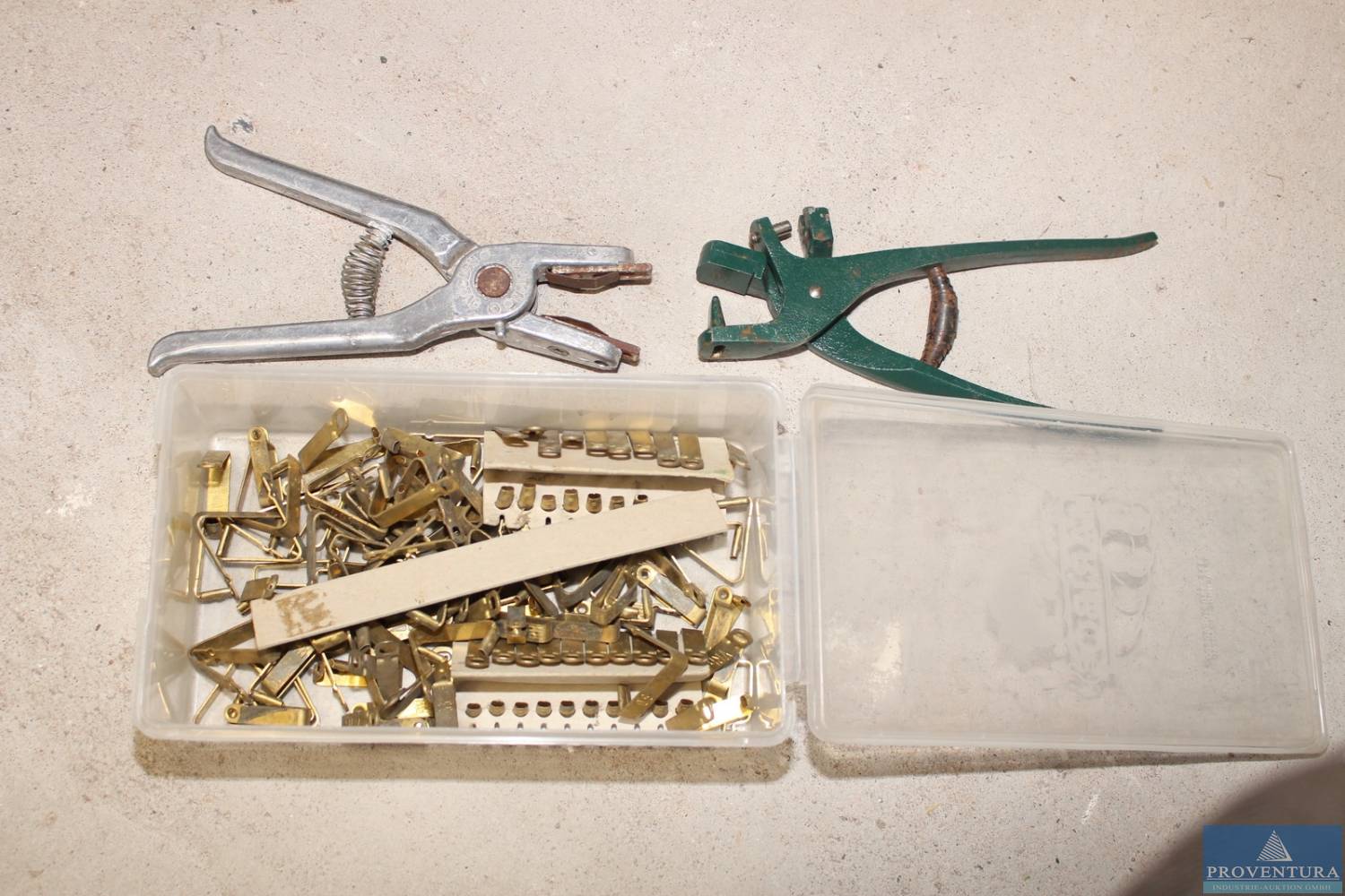 You are currently viewing Nachverkauf zu: Insolvenzversteigerung 105 Pos. Schäfereibedarf, Werkzeuge, Büro aus 2017, etc. – Raum 37688 Beverungen – 06.01.2023 – 09:00:00