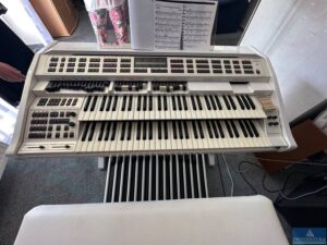 Read more about the article aus Insolvenz Heimorgel WERSI Spectra DX700 CD perlmuttweiss Hochglanz Lack, Zubehör, angeschafft für 40.000 DM, restauriert – 37603 Holzminden – 19.09.2023 – 09:00:00