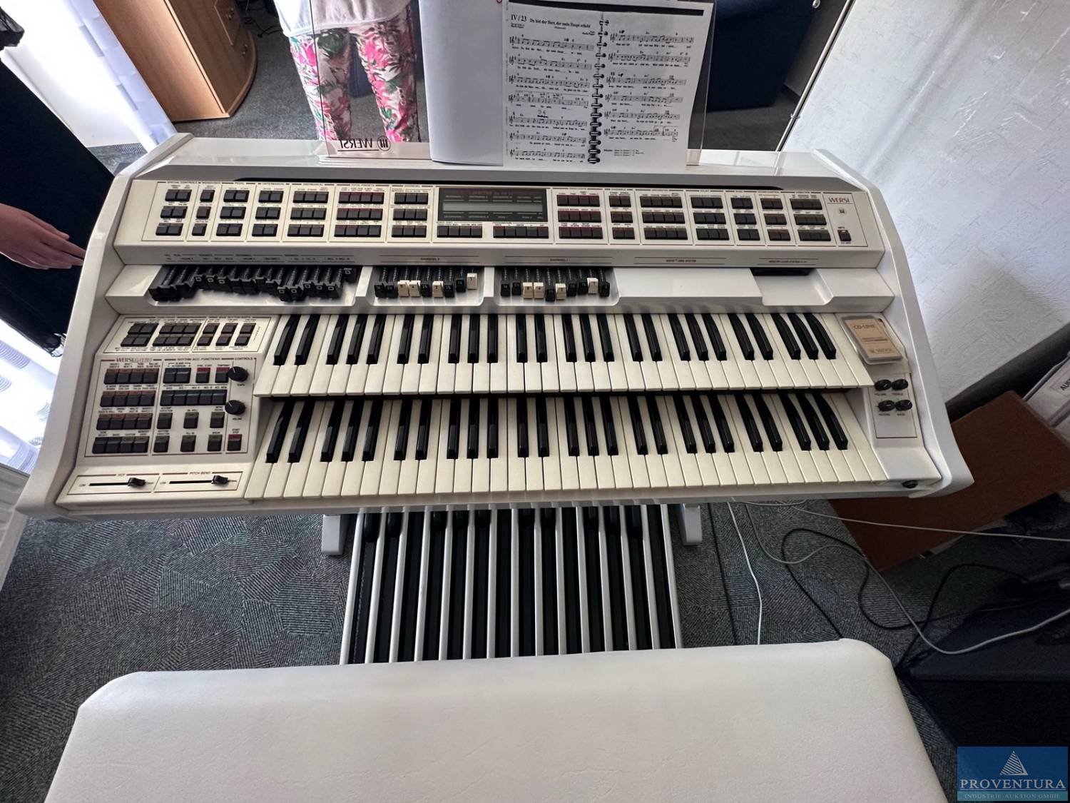 You are currently viewing aus Insolvenz Heimorgel WERSI Spectra DX700 CD perlmuttweiss Hochglanz Lack, Zubehör, angeschafft für 40.000 DM, restauriert – 37603 Holzminden – 19.09.2023 – 09:00:00