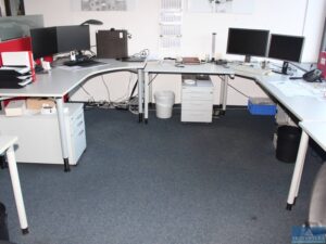 Read more about the article Versteigerung wegen Neuanschaffung: als Komplettposten, 4 elektrische Winkel-Schreibtische bis 130h cm, 12 Winkelschreibtische, 4 Sideboards – 37079 Göttingen – 22.11.2023 – 09:00:00