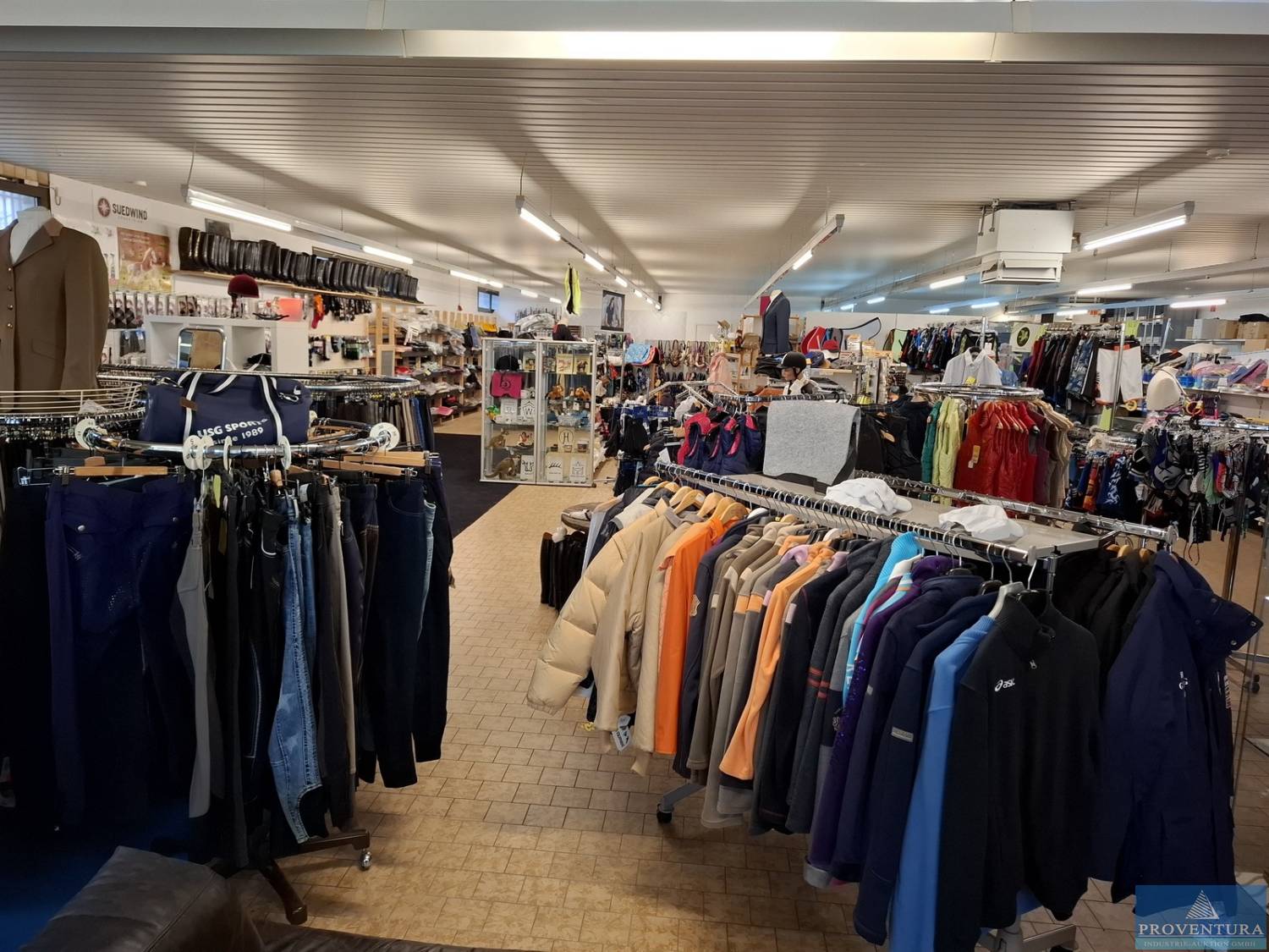 You are currently viewing Versteigerung Komplettposten über 3.000 Bekleidungsteile Reitsport PIKEUR PFIFF EQUITEHME HKM, Bademoden ARENA MANTA SPEEDO, Triathlon NSA, Hubwagen, Pferdemodell, Ladeneinrichtung Ladenfläche ca. 375 m², dazu Palettenregal Hochhubwagen, etc. – 37170 Uslar – 05.12.2024 – 09:15:00